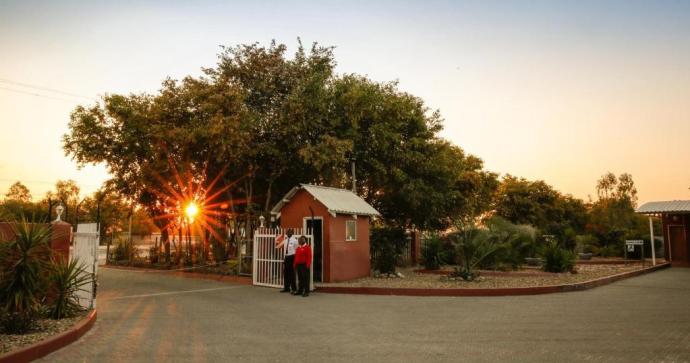 Mokoro Lodge
