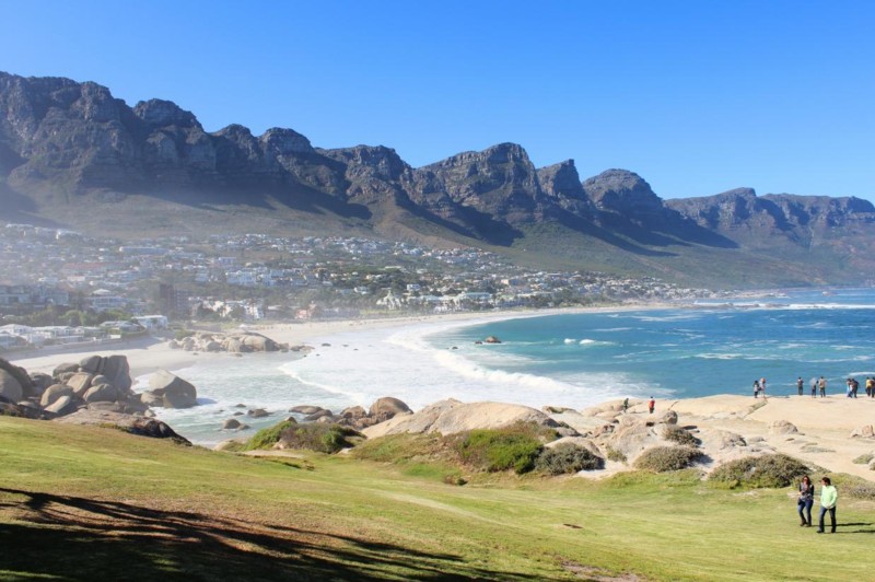 Camps Bay i Kapstaden erbjuder både trevliga restauranger och en fantastisk strand.