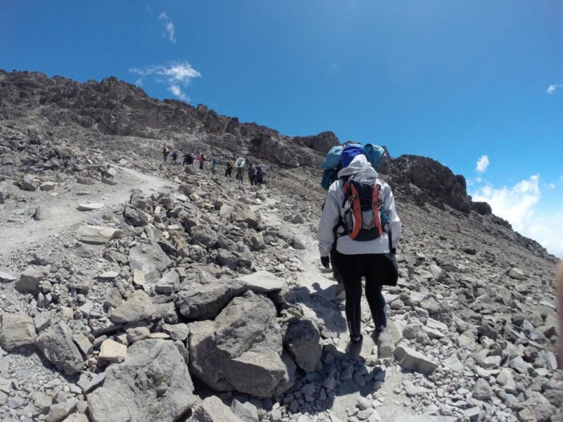 Vandring upp på Kilimanjaro. Ibland behöver man använda händerna för att ta sig upp.