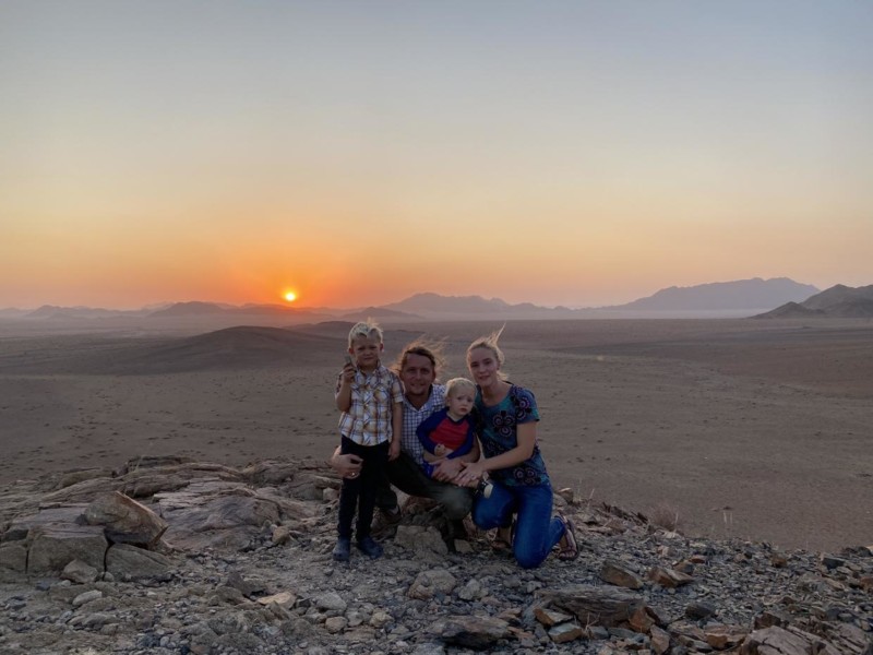 Familjen på resa genom Namibia.