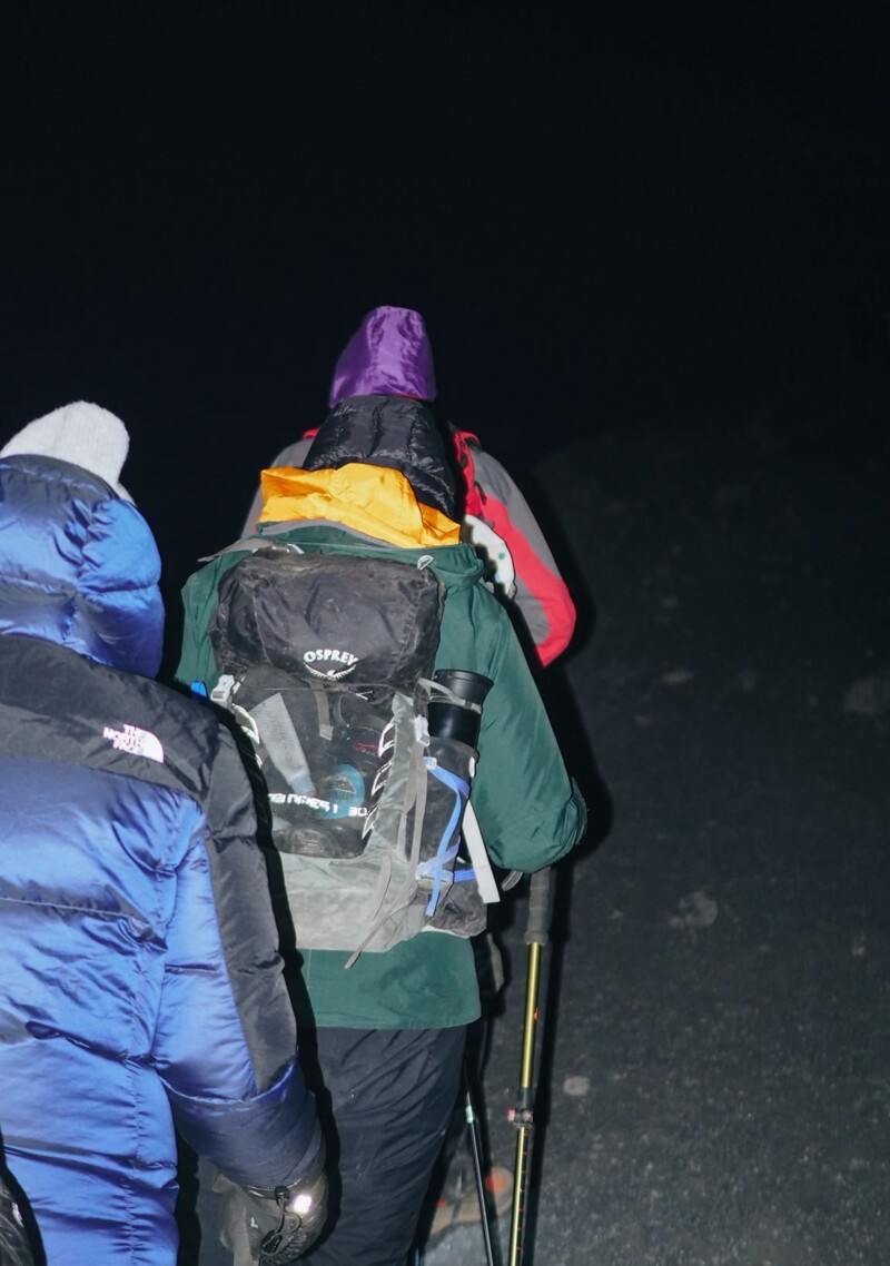 Vandrare med pannlampa under toppnatten p&aring; Kilimanjaro