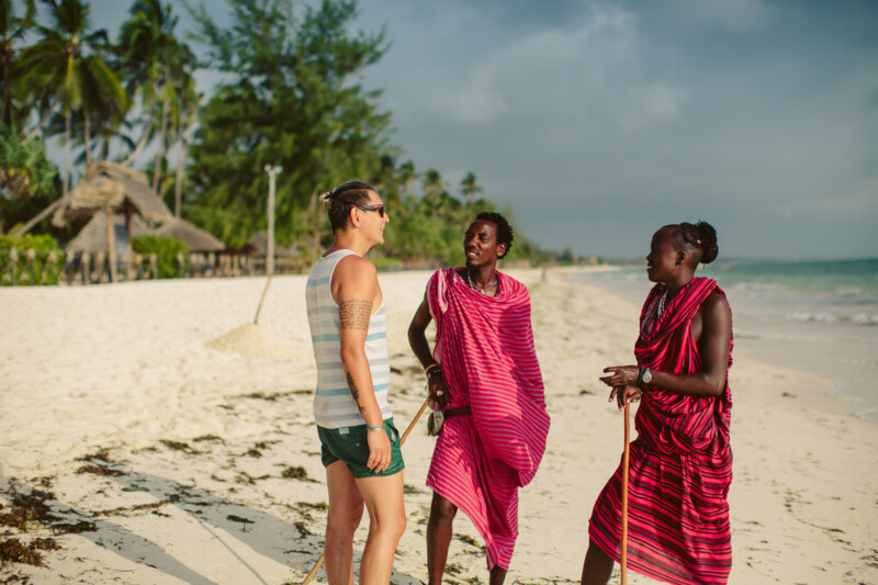 Massajer och turist p&aring; Zanzibar