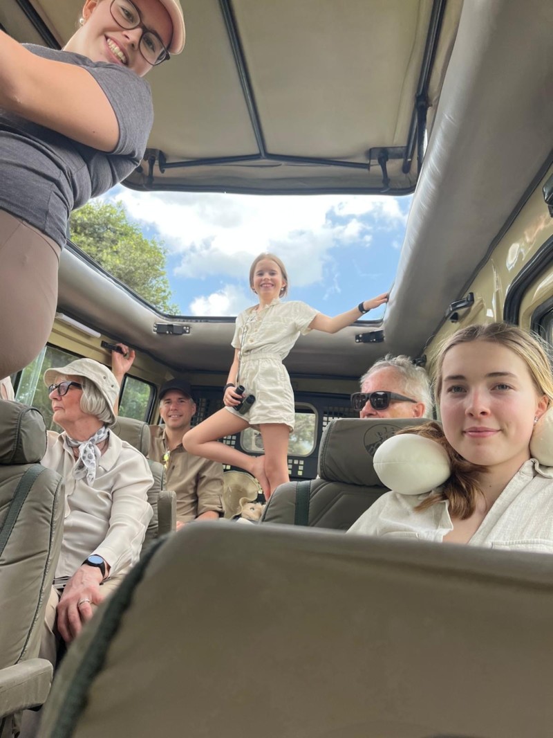 Familj i safarijeep
