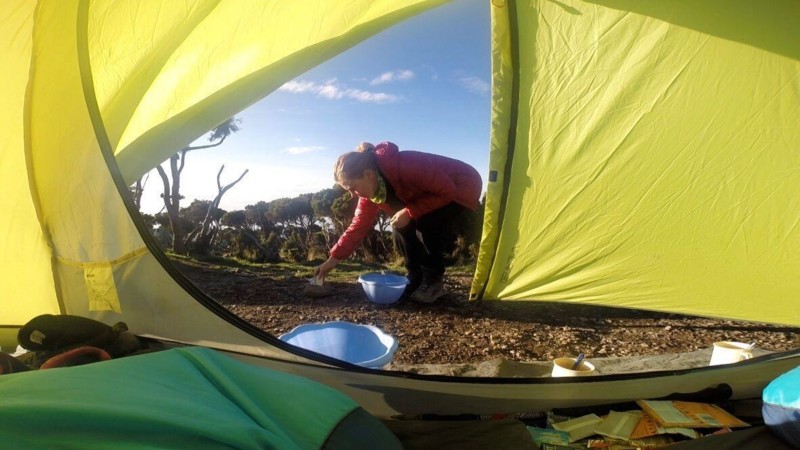 Packar ihop tältet för ännu en dag med vandring på Kilimanjaro.