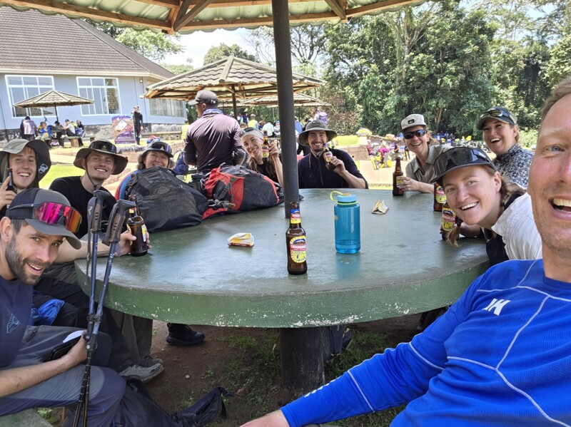 Gruppen samlad kring bordet p&aring; lodgen efter bestigningen av Kilimanjaro