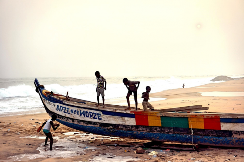 Barn som leker på stranden i Afrika