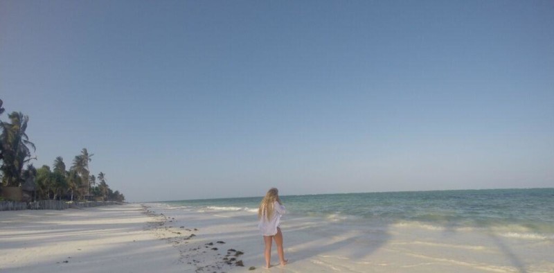 Resan avslutades på Zanzibar. Här står Josefine på en av Zanzibars drömmiga stränder.