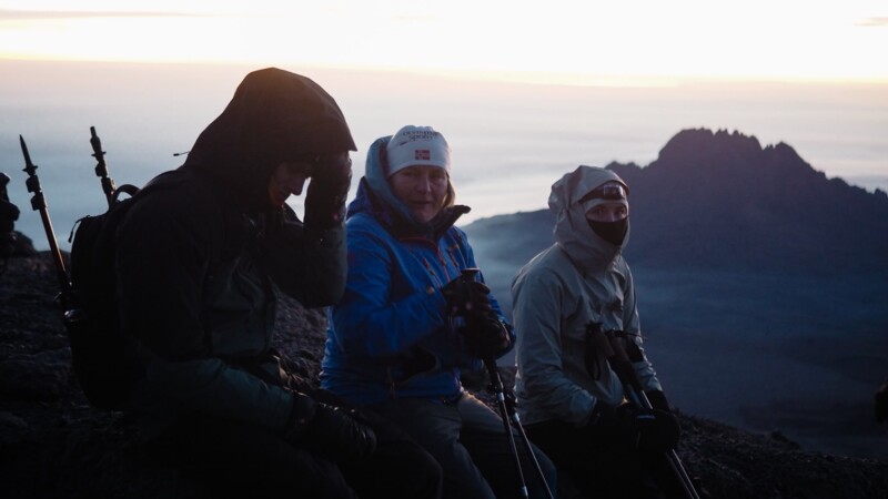 Gryningsljus under toppnatten p&aring; v&auml;g mot Uhuru Peak