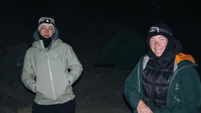 Tv&aring; vandrare i varma jackor p&aring; kv&auml;llen i l&auml;gret p&aring; Kilimanjaro