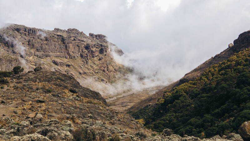 Moln drar in &ouml;ver dalen under acklimatiseringen p&aring; Kilimanjaro