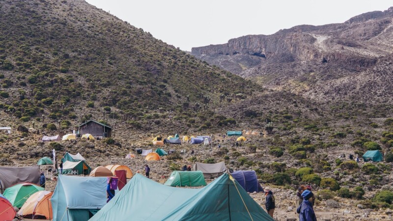 T&auml;ltl&auml;ger i en dal p&aring; Kilimanjaro