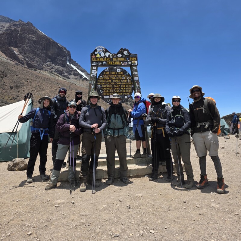 Gruppresa p&aring; Kilimanjaro samlad p&aring; Machamerutten under bl&aring; himmel