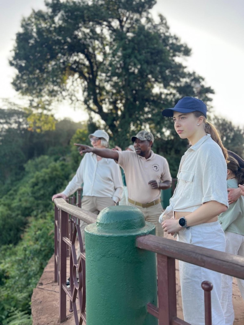 V&aring;r guide Samuel visar oss djuren i Tanzania