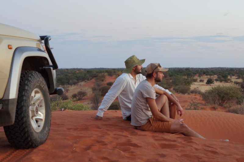 Josef och Joel njuter av solnedgången över Kalahari första kvällen i Namibia.