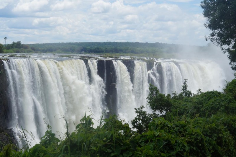 Mäktiga Victoriafallen i Zimbabwe